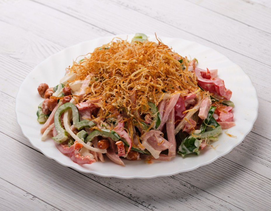 Салат из картофельной соломки с арахисом и луком