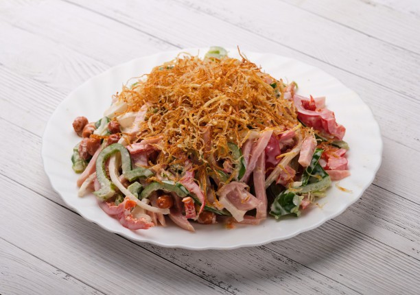 Салат из картофельной соломки с арахисом и луком