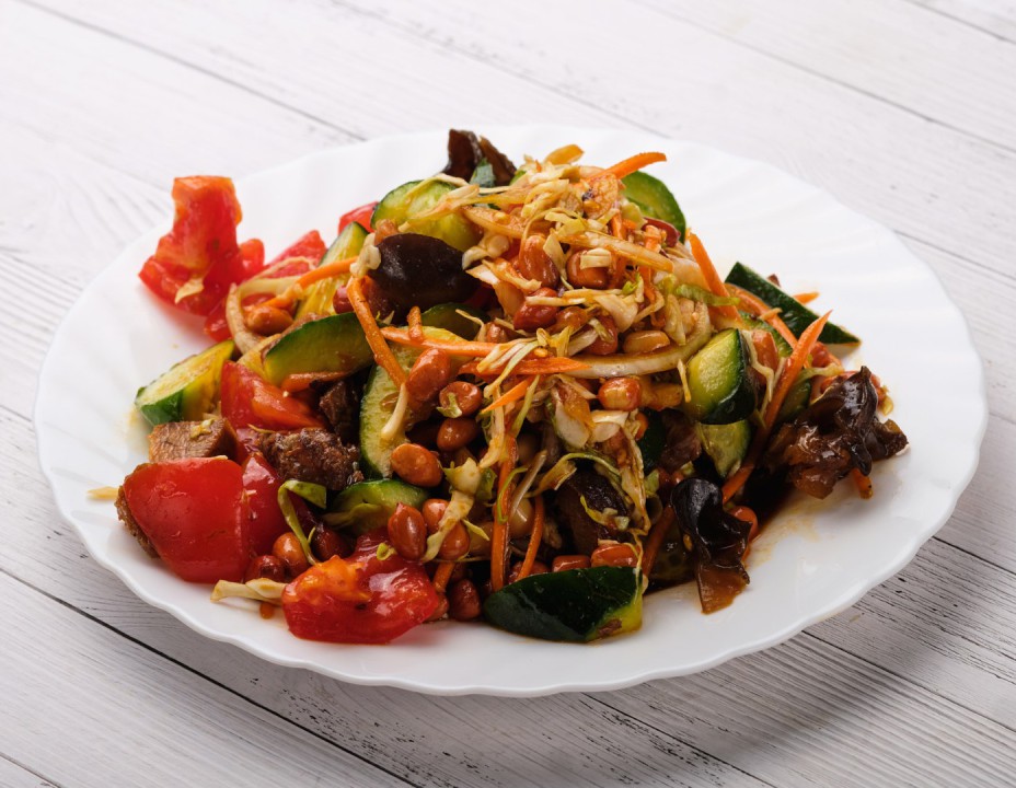 Салат из говядины с арахисом