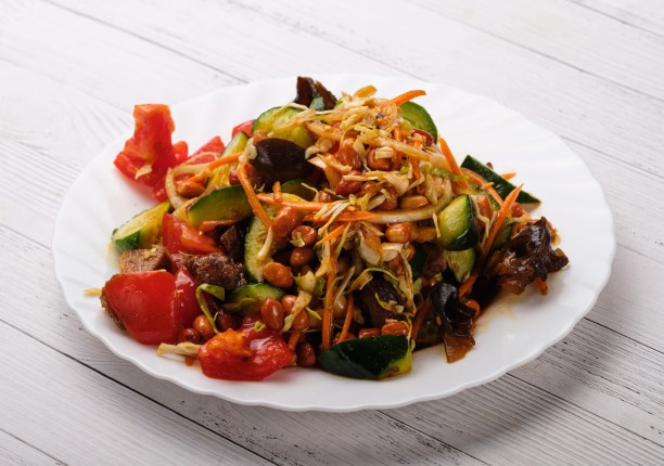 Салат из говядины с арахисом