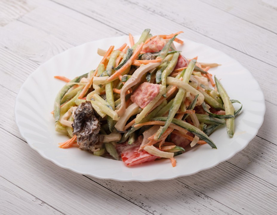 Салат с кальмарами