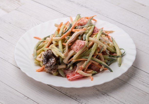 Салат с кальмарами