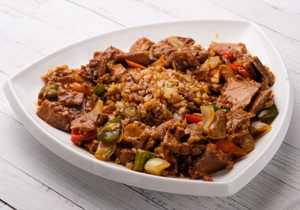 Жареный язык с шампиньонами в соусе