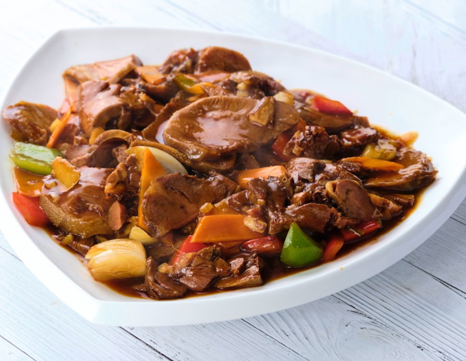 Тушеный говяжий язык в соевом соусе