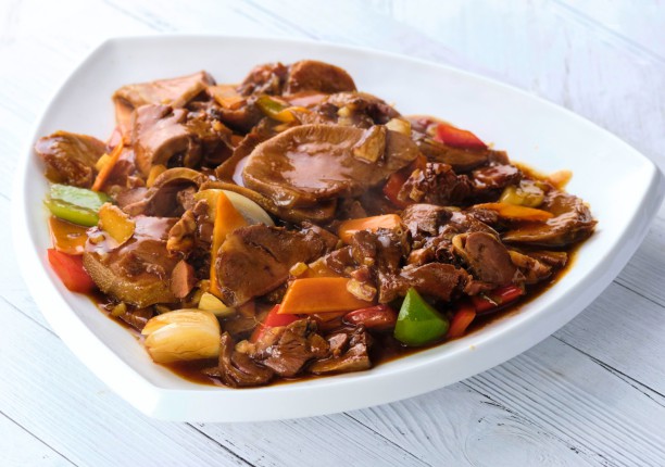 Тушеный говяжий язык в соевом соусе