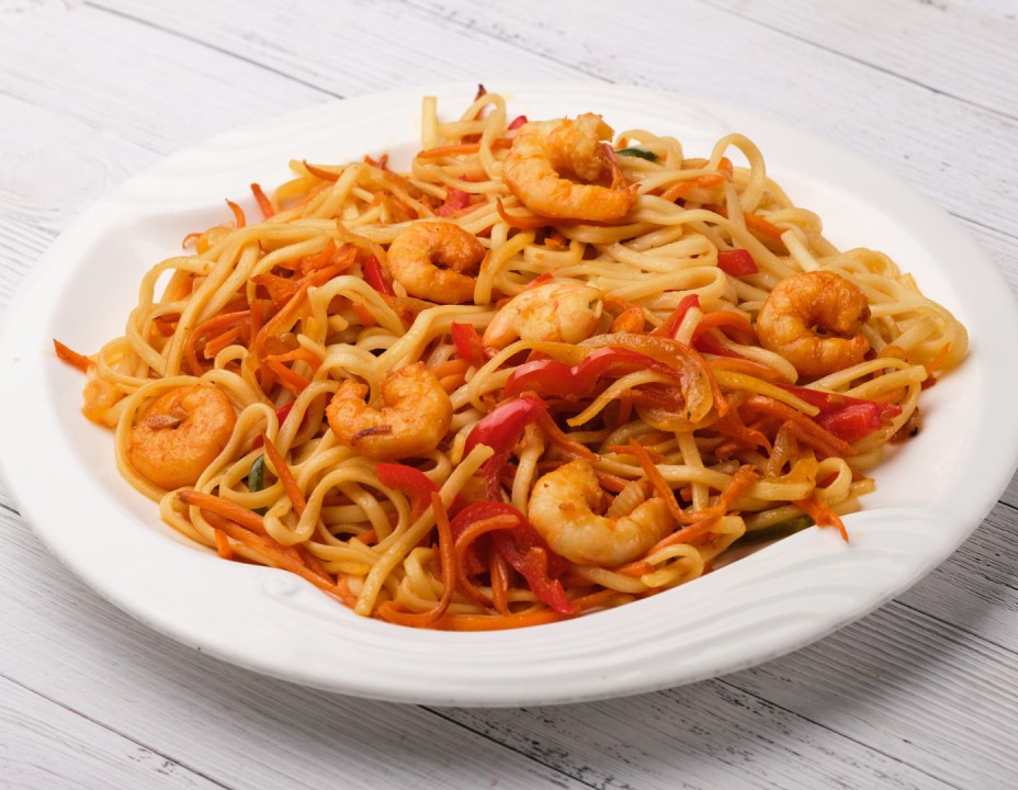 Креветки жареные с лапшой и овощами