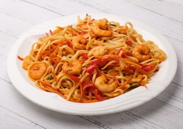 Креветки жареные с лапшой и овощами