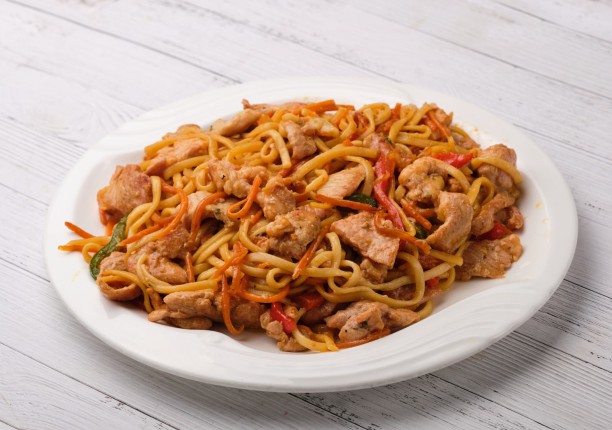 Свинина жареная с лапшой и овощами