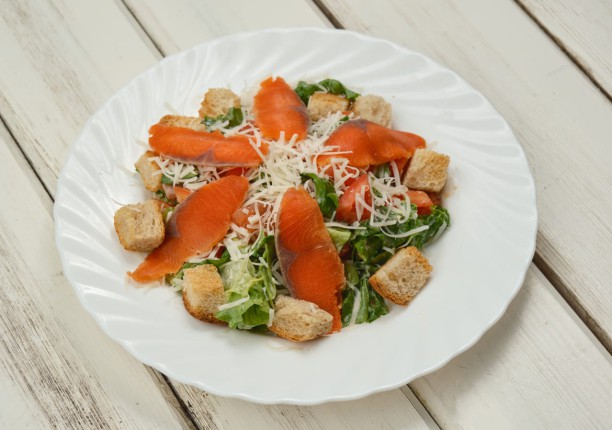 Салат "Цезарь с кетой"