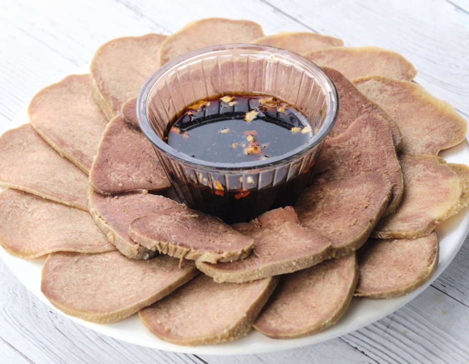 Нарезка из говяжьего языка с чесночно-соевым соусом