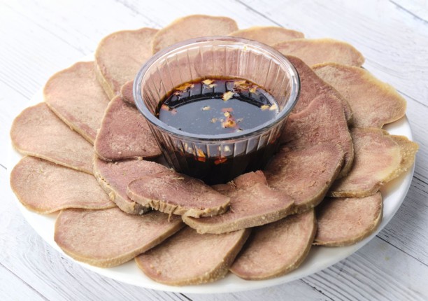 Нарезка из говяжьего языка с чесночно-соевым соусом