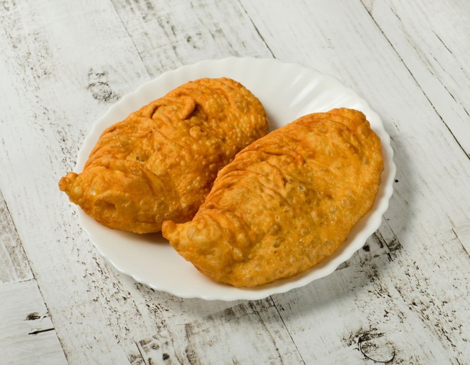 Хушуур с мясом, сыром и помидорами