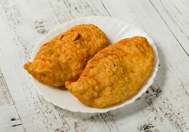 Хушуур с мясом, сыром и помидорами