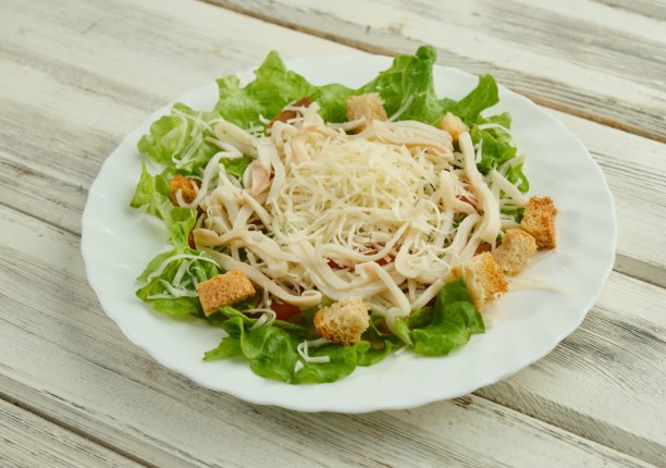 Салат "Цезарь с кальмаром"