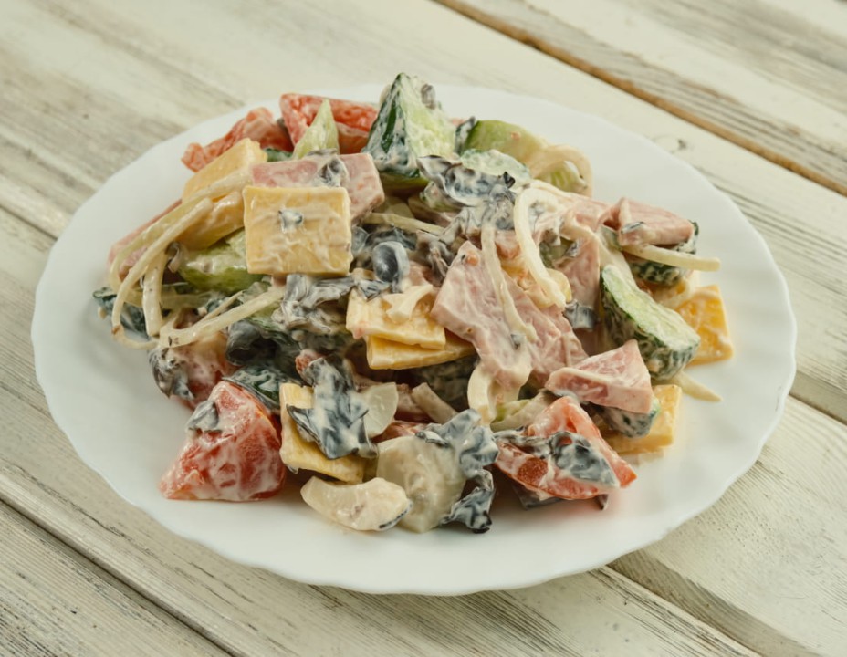 Салат с ветчиной и сыром