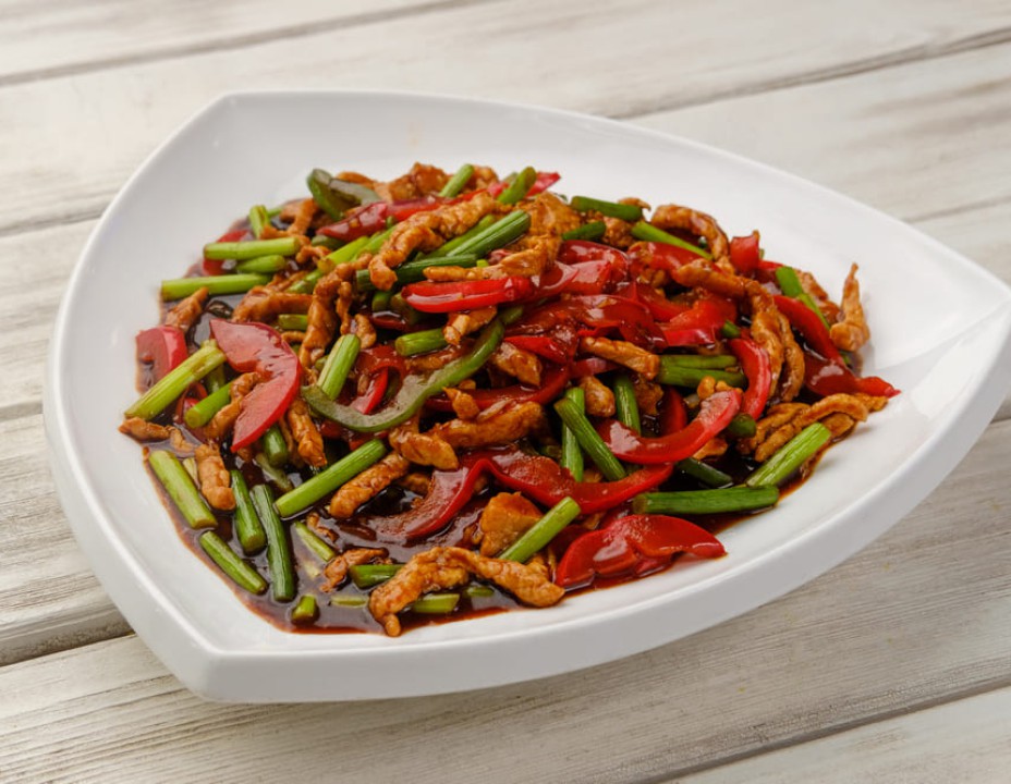 Свинина со стрелками чеснока