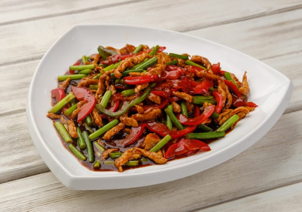 Свинина со стрелками чеснока