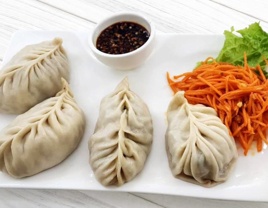 Буузы из свинины с салатом