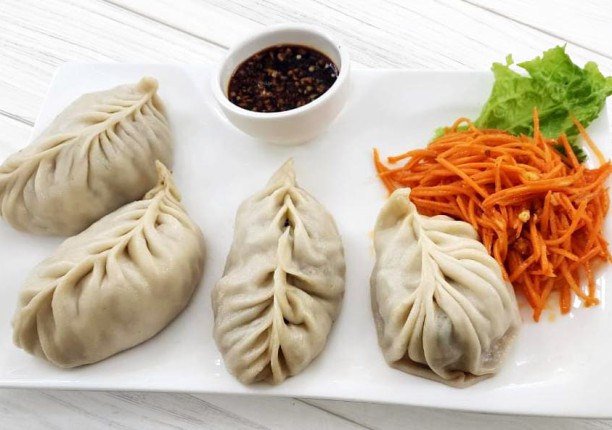 Буузы из свинины с салатом