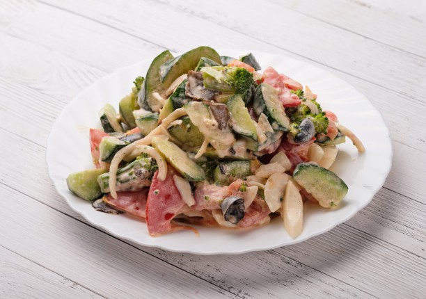 Салат из брокколи (с майонезом)