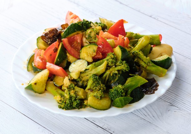 Салат из брокколи (в соевом соусе)